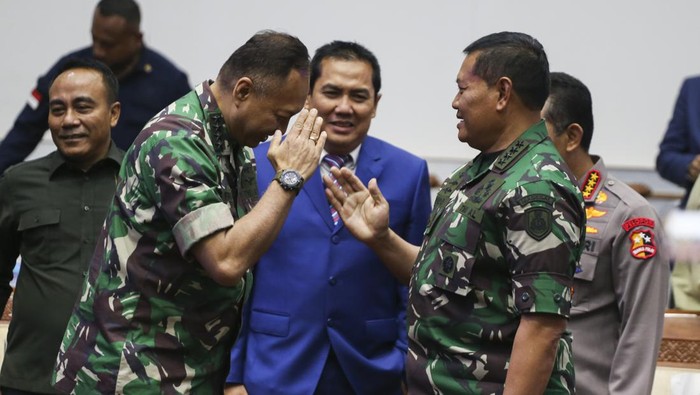 KOMISI I DPR SETUJUI LAKSAMANA TNI YUDO MARGONO PANGLIMA TNI Kepala Staf TNI Angkatan Laut (Kasal) Laksamana TNI Yudo Margono (kiri) berjabat tangan dengan Ketua Komisi I DPR Meutya Viada Hafid (kanan) usai mengikuti uji kelayakan dan kepatutan calon Panglima TNI di Komisi I DPR, Kompleks Parlemen, Senayan, Jumat (2/12/2022). Rapat internal Komisi I DPR menyetujui Laksamana TNI Yudo Margono sebagai Panglima TNI menggantikan Jenderal TNI Andika Perkasa, setelah yang bersangkutan menjalani rangkaian uji kelayakan dan kepatutan calon Panglima TNI. ANTARA FOTO/Rivan Awal Lingga/aww.