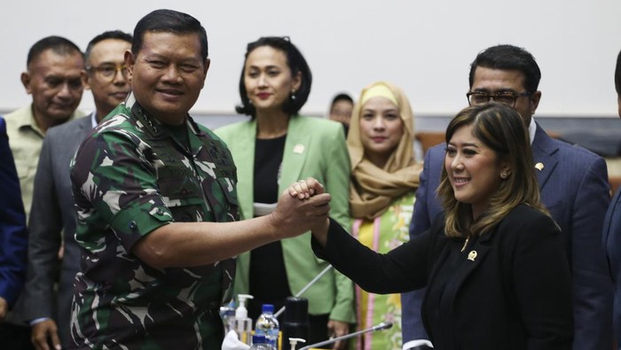 Kepala Staf TNI Angkatan Laut (Kasal) Laksamana TNI Yudo Margono (kiri) berjabat tangan dengan Ketua Komisi I DPR Meutya Viada Hafid (kanan) usai mengikuti uji kelayakan dan kepatutan calon Panglima TNI di Komisi I DPR, Kompleks Parlemen, Senayan, Jumat (2/12/2022). Rapat internal Komisi I DPR menyetujui Laksamana TNI Yudo Margono sebagai Panglima TNI menggantikan Jenderal TNI Andika Perkasa, setelah yang bersangkutan menjalani rangkaian uji kelayakan dan kepatutan calon Panglima TNI. ANTARA FOTO/Rivan Awal Lingga/aww.