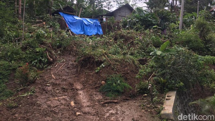 Kondisi longsor yang menutup akses jalan di Kokap, Kulon Progo, DIY, Jumat (2/12/2022).