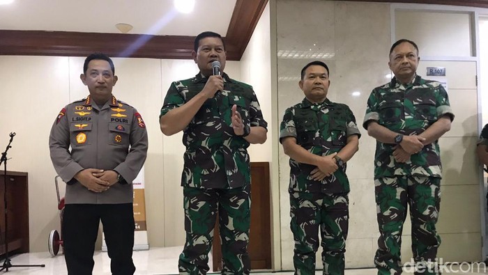 Konpers Calon Panglima TNI Laksamana Yudo Margono ditemani Kapolri Jenderal Listyo Sigit Prabowo,  KSAD Jenderal Dudung Abdurachman, dan KSAU Marsekl Fadjar Prasetyo.