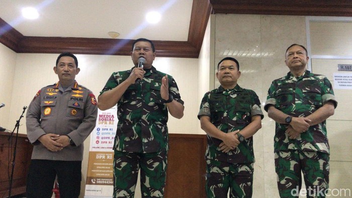 Konpers Calon Panglima TNI Laksamana Yudo Margono ditemani Kapolri Jenderal Listyo Sigit Prabowo,  KSAD Jenderal Dudung Abdurachman, dan KSAU Marsekl Fadjar Prasetyo.