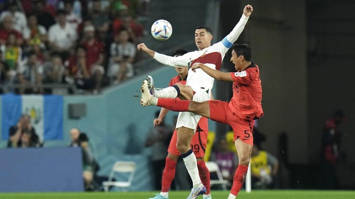 Portugals Cristiano Ronaldo, left, and South Koreas Jung Woo-young vie for the ball during the World Cup group H soccer match between South Korea and Portugal, at the Education City Stadium in Al Rayyan , Qatar, Friday, Dec. 2, 2022. (AP Photo/Hassan Ammar)