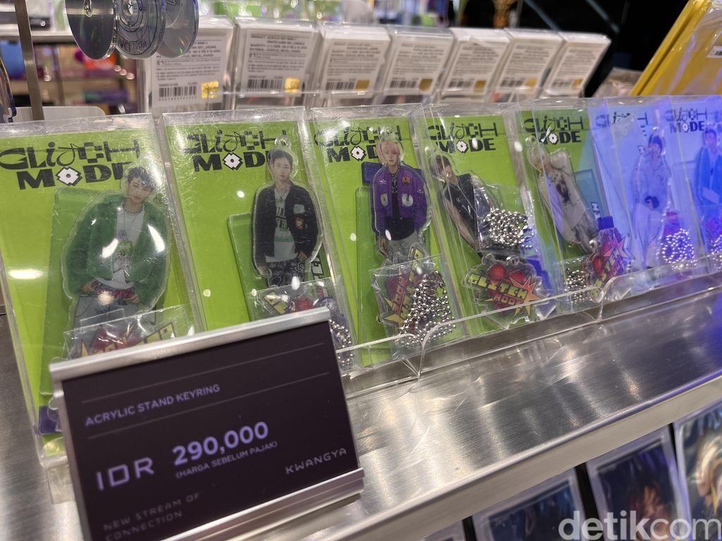Deretan merchandise yang dijual di KWANGYA@JAKARTA.