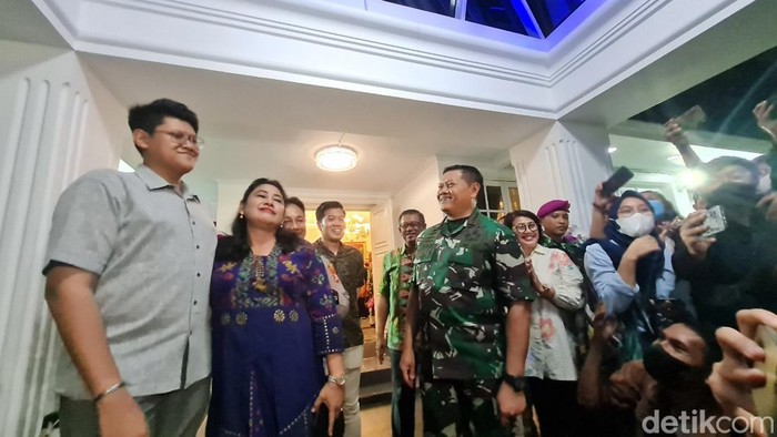 Laksamana Yudo Margono dan keluarganya saat menerima kunjungan Komisi I DPR RI, di kediamnnya di Menteng, Jakarta Pusat, Jumat (2/12/2022).