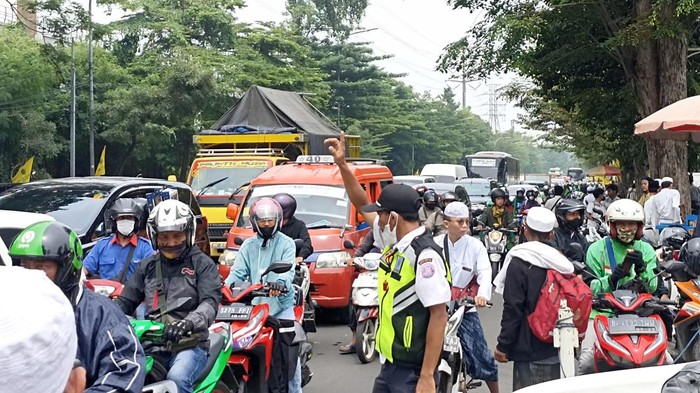 Lalu Lintas di Sekitar Taman Mini Tersendat (Wildan Noviansah-detikcom)