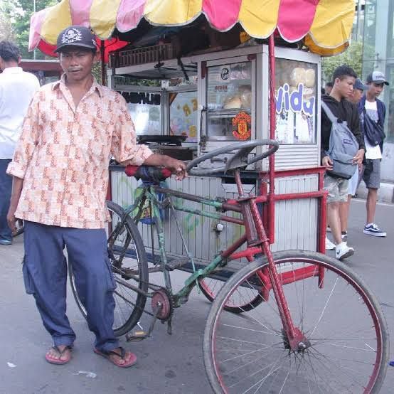 Liburan ke Bali, Bule Ini Kaget Liat Gerobak Makanan Dibawa Pakai Motor