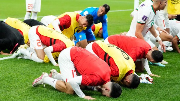 Sujud Syukur Timnas Maroko Usai Lolos 16 Besar
