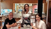 Sesekali dirinya juga menyambangi restoran milik temannya untuk makan malam. Tak ada acara yang heboh, Lukman Sardi hanya akan datang bersama sang istri dan disambut seorang teman saja di restoran. Foto: Instagram/lukmansrd