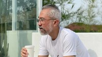 Sebelum mengawali harinya, Lukman Sardi tak pernah meninggalkan segelas kopi yang panas. Dirinya asyik duduk sendirian sambil menikmati sinar matahari pagi yang menyehatkan untuk tubuh. Foto: Instagram/lukmansrd