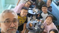 Pada hari libur, Lukman Sardi paling suka mengumpulkan kerabatnya untuk sekadar hangout bersama di kafe. Terlihat banyak minuman dan camilan dipesan untuk mencukupi semua orang yang datang. Foto: Instagram/lukmansrd
