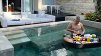 Ketika berlibur ke Villa, waktu sarapan dengan floating breakfast tak pernah dilewatkan. Momen berendam setengah badan sambil menikmati omelette sangat digemari Lukman Sardi. Foto: Instagram/lukmansrd