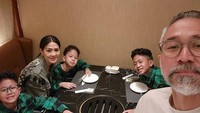 Waktu luangnya selalu diberikan untuk kebersamaan keluarganya. Makan malam bersama dengan suasana yang tenang sambil memesan barbeque jadi rutinitas keluarga Lukman Sardi. Foto: Instagram/lukmansrd