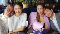 Mengajak sang istri, Lukman Sardi juga sering hangout bersama teman-teman. Menikmati makanan enak dan teh yang hangat jadi teman obrolan mereka siang itu. Foto: Instagram/lukmansrd