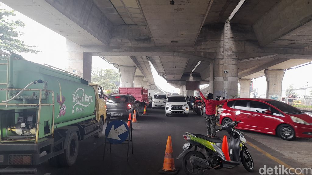 Macet gegara lubang mirip sumur di Jl Sholis Bogor, contraflow diterapkan. 2 Desember 2022. (M Sholis/detikcom)