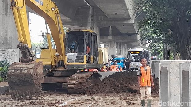 Macet gegara lubang mirip sumur di Jl Sholis Bogor, contraflow diterapkan. 2 Desember 2022. (M Sholis/detikcom)