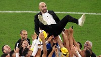 Terakhir ada Walid Regragui, Manajer yang sekaligus kepala timnas Maroko ini sukses mengantarkan Maroko hingga ke perempat final Piala Dunia 2022. Ini merupakan kali pertama Maroko melaju ke perempatfinal dalam sejarah keikutsertaannya di Piala Dunia. Julian Finney/Getty Images.