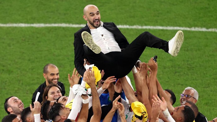 DOHA, QATAR - DECEMBER 01: Walid Regragui, Head Coach of Morocco, celebrates with the team after their qualification to the knockout stages during the FIFA World Cup Qatar 2022 Group F match between Canada and Morocco at Al Thumama Stadium on December 01, 2022 in Doha, Qatar. (Photo by Julian Finney/Getty Images)
