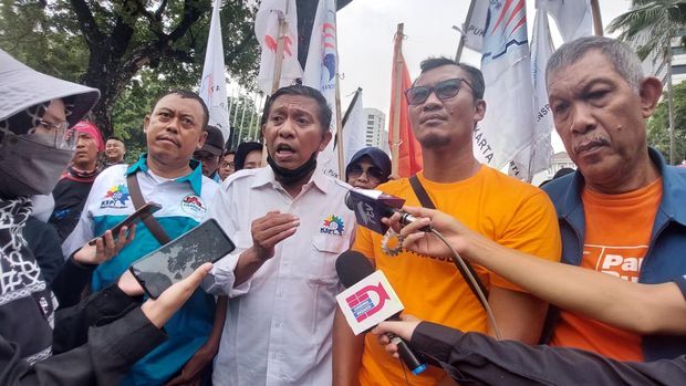 Massa buruh demo di Patung Kuda Arjuna Wijaya, Jakarta Pusat, Jumat (2/12/2022).