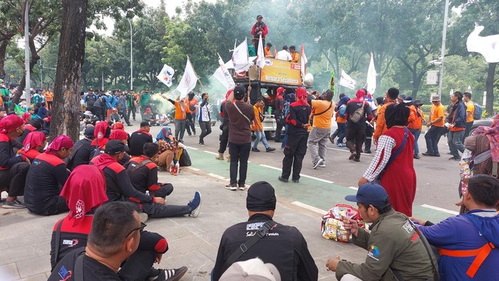 Massa buruh demo di Patung Kuda Arjuna Wijaya, Jakarta Pusat, Jumat (2/12/2022).