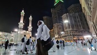 Muslim berjalan di teras masjid usai melaksanakan Shalat Subuh di Masjidil Haram Mekkah, Arab Saudi.  