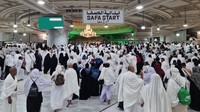 Ribuan Muslim melakukan Sai dari Safa ke Marwa di Masjidil Haram Mekkah, Arab Saudi.  