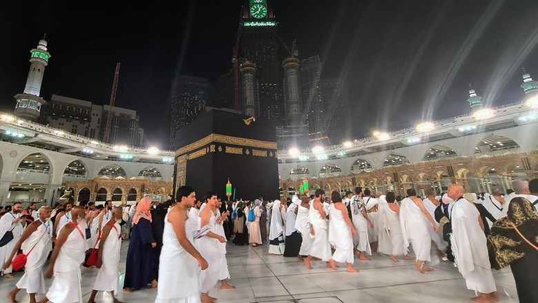 MEKKAH DAN MADINAH MEMASUKI MUSIM DINGIN Ribuan Muslim melakukan tawaf mengelilingi Kabah di Masjidil Haram, Mekkah, Arab Saudi, Kamis (1/12/2022). Dua kota suci Mekkah dan Madinah memasuki musim dingin dimana suhunya mencapai 22 derajat celcius. ANTARA FOTO/Muhammad Iqbal/rwa.