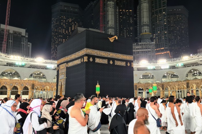 Ribuan Muslim melakukan tawaf mengelilingi Kabah di Masjidil Haram, Mekkah, Arab Saudi, Kamis (1/12/2022). Dua kota suci Mekkah dan Madinah memasuki musim dingin dimana suhunya mencapai 22 derajat celcius. ANTARA FOTO/Muhammad Iqbal/rwa.