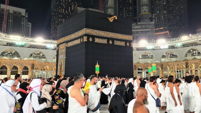 Ribuan Muslim melakukan tawaf mengelilingi Kabah di Masjidil Haram, Mekkah, Arab Saudi, Kamis (1/12/2022). Dua kota suci Mekkah dan Madinah memasuki musim dingin dimana suhunya mencapai 22 derajat celcius. ANTARA FOTO/Muhammad Iqbal/rwa.