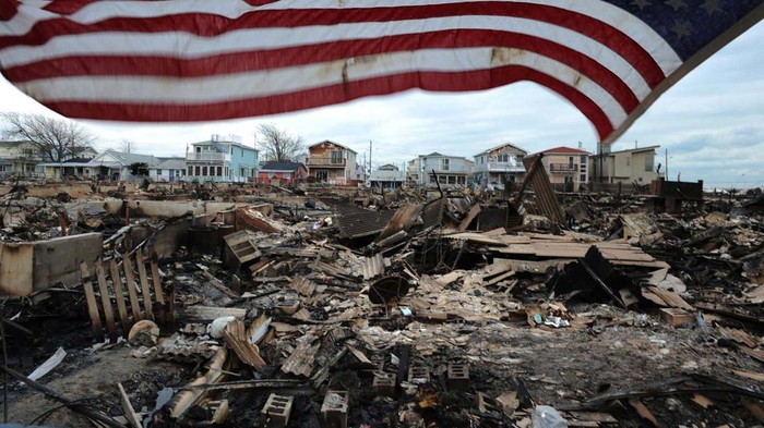Melihat Lagi Ganasnya Badai Sandy 'Lumat' AS 10 Tahun Lalu Akhir Oktober 10 tahun lalu, Amerika Serikat dihantam badai Sandy, badai super besar yang meluluhlantakkan sebagian wilayah AS. Begini penampakannya.