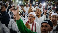 Acara yang digelar di masjid ini mengajak massa untuk bermunajat. 