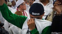 Massa tampak khusyuk bermunajat dan sholawat. 