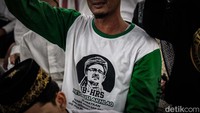 Sejumlah jemaah ada yang memakai atribut Habib Rizieq. 