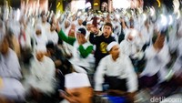 Massa reuni 212 bermunajat dan bersholawat di Masjid At-tin, Jakarta, Jumat (2/12/2022).