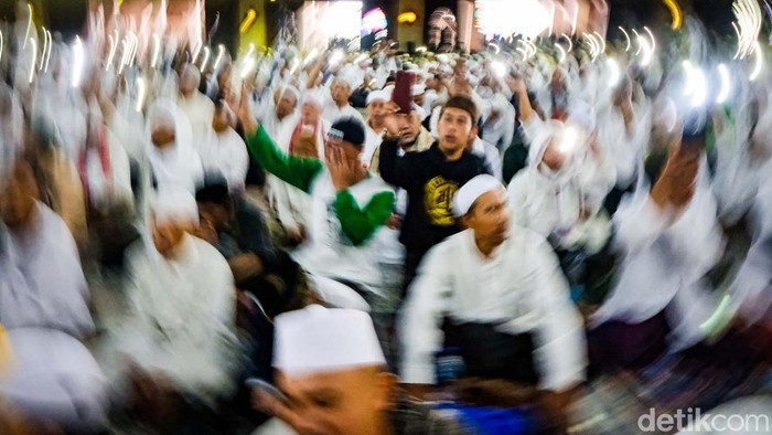 Melihat Lagi Potret Massa Reuni 212 Bermunajat di Masjid At-tin Reuni 212 digelar di Masjid At-tin. Massa reuni 212 turut bermunajat dan bersholawat dalam reuni 212.