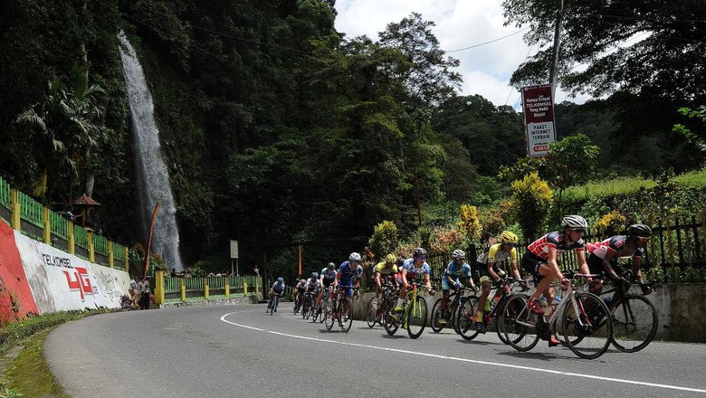 Menanti Penataan Obwis Lembah Anai di Sumbar PADANG, INDONESIA - NOVEMBER 18: Cyclists compete pass trough Lembah Anai waterfall during stage 1 of the Tour de Singkarak 2017, Tanah Datar-Padang 109,3 km on November 18, 2017 in Padang, Indonesia. (Photo by Robertus Pudyanto/Getty Images)