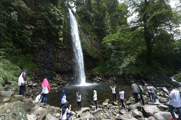 Pemprov Sumbar berencana mempercantik kawasan Air Terjun Lembah Anai dengan cara menata ulang dan membangun alun-alun untuk menikmati air terjun. (Adek Berry/AFP/Getty Images) Pemprov Sumbar berencana mempercantik kawasan Air Terjun Lembah Anai dengan cara menata ulang dan membangun alun-alun untuk menikmati air terjun. (Adek Berry/AFP/Getty Images)