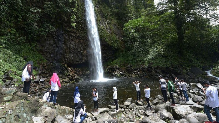 Menanti Penataan Obwis Lembah Anai di Sumbar This picture taken on October 15, 2016 shows the Lembah Anai waterfall in Tanah Datar, West Sumatra.
West Sumatra, West Nusa Tenggara (NTB) and Aceh have been officially listed as halal tourist destinations by Indonesia's Tourism Ministry in a bid to increase the number of Muslim travellers from Asian and Middle Eastern countries visiting the three provinces. / AFP / ADEK BERRY (Photo credit should read ADEK BERRY/AFP via Getty Images)