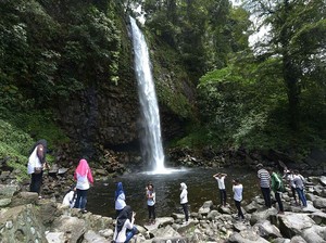 Jembatan Kaca di Plaza Lembah Anai dan Bromo biar Instagramable!