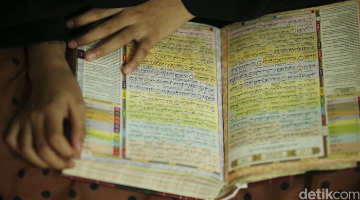 Lantunan ayat suci bersahut-sahutan di salah satu rumah elit kawasan Cileungsi, Jawa Barat. Setiap harinya, para santri ini tak pernah lepas dari hafalan al-quran.