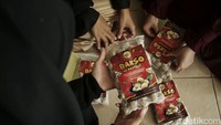 Dalam memenuhi segala kebutuhannya, rumah tahfiz juga mengajarkan para santri untuk berdagang agar mengembangkan UMKM demi memenuhi kebutuhan para santrinya. Mulai dari berjualan bakso, madu, hingga minuman asli yang diproduksi oleh santri sendiri.