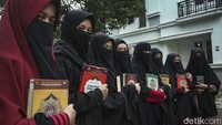 Pada setiap Ahad akhir bulan santri memiliki waktu untuk dijenguk orang tua ataupun menelepon orang tua mereka masing-masing untuk saling memberi kabar satu sama lain.
