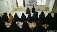 Dalam kesehariannya, mereka selalu beraktivitas dan tak lepas dengan Al-quran. Biasanya, dalam sehari mereka dituntut untuk bisa menghafal satu halaman kitab suci Al-quran.