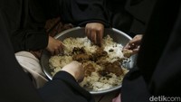 Beginilah aktivitas mereka dalam menjalankan kehidupan sehari-harinya. Makan pun ia lakukan secara bersama. Seperti diketahui, Al-Quran mengandung kebaikan bagi umat Islam yang membaca, menghafal, dan memahami ayat-ayat-Nya, Allah akan melimpahkan rahmat dan kasih sayang-Nya.