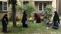 Mereka membagi kelompok untuk bergantian menjaga kebersihan rumah. Tak melulu menghafal al quran mereka juga tetap berolahraga untuk menjaga kebugaran.