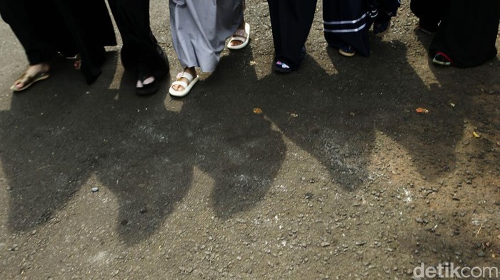 Mengintip Keseharian Santriwati Penghafal Alquran di Rumah Tahfiz Al Kautsar Lantunan ayat suci bersahut-sahutan di salah satu rumah elit kawasan Cileungsi, Jawa Barat. Setiap harinya, para santri ini tak pernah lepas dari hafalan al-quran.