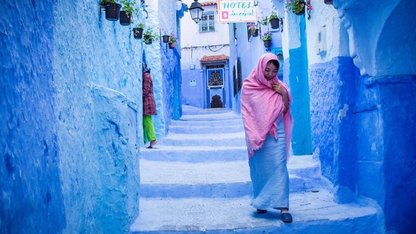 Langit juga sering dihubungkan dengan surga sehingga warna biru yang digunakan juga merupakan simbol dari kehidupan spiritual bangsa Maroko dan kekuatan Tuhan. (Giovanni Mereghetti/Getty Images)