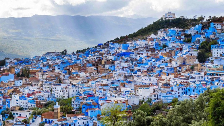 Mengunjungi Chefchaouen, Kota Biru Bak Negeri Dongeng di Maroko Morocco: Chefchaouen. Overview of the blue city. (Photo by: Duffour/Andia/Universal Images Group via Getty Images)