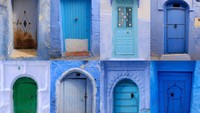 Teori lainnya mengatakan bahwa kaum Yahudi-lah yang memperkenalkan warna biru ke kota ini. Sementara menurut penduduk lokal, warna biru yang digunakan di kota mereka sangat ampuh untuk mengusir nyamuk. (Yuriko Nakao/Getty Images)