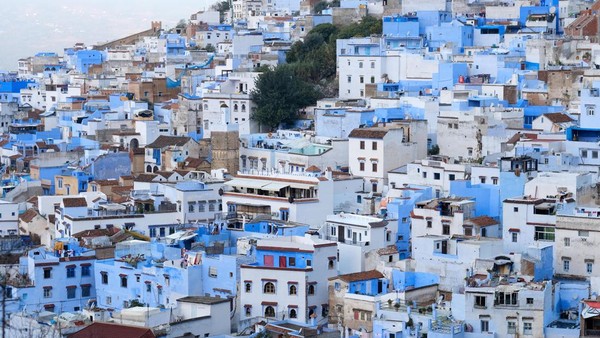 Ada beberapa teori mengapa bangunan di Chefchaouen didominasi oleh warna biru. Yang pertama adalah pemilihan warna biru merupakan refleksi dari warna langit Maroko yang jarang memiliki awan.  (Yuriko Nakao/Getty Images)