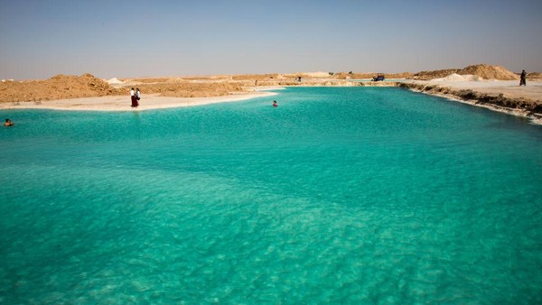 Pemandangan danau garam di Oasis Siwa yang berada di dekat perbatasan Lybia, Mesir, Rabu (30/11/2022).